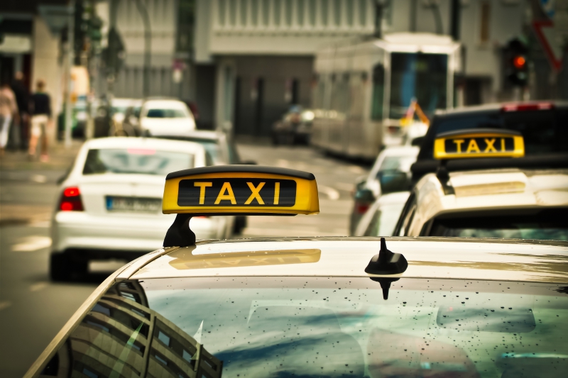 taxis-PEGOMAS-min_road-traffic-car-glass-driving-city-583084-pxhere.com