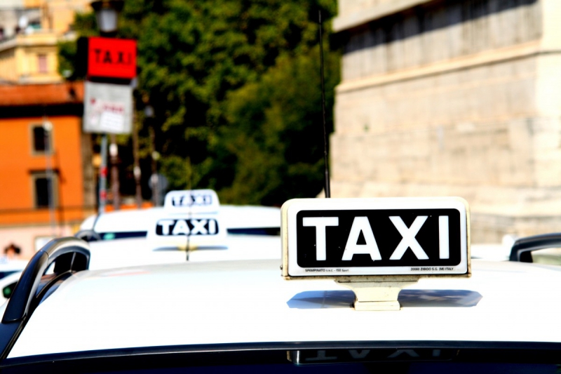 taxis-PEGOMAS-min_taxi_auto_rome_road_white-1051610